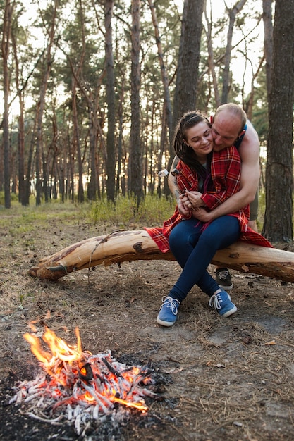 Pareja ama la naturaleza concepto de bosque de hoguera de picnic. Felices juntos.