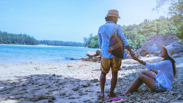 Pareja amante asiático mujeres y hombres viajan naturaleza