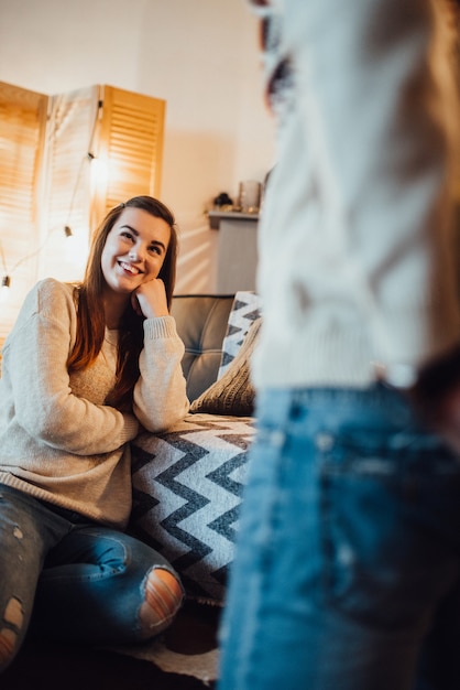 Pareja en un ambiente cálido en casa