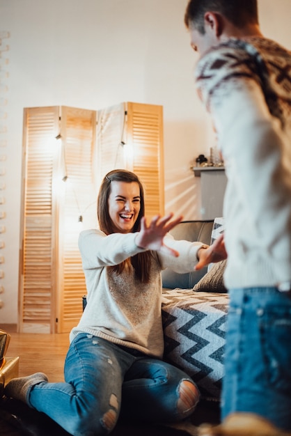 Foto pareja en un ambiente cálido en casa