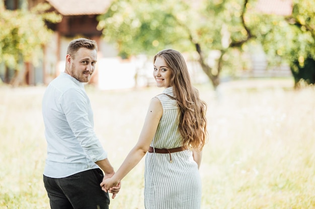 pareja, ambulante, en, jardín