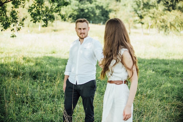 pareja, ambulante, en, jardín