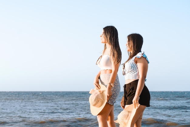 Pareja de amigos caminando por los conceptos de vacaciones en la playa