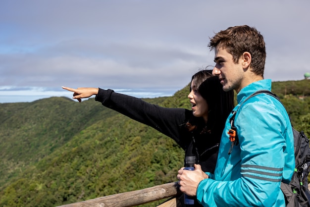 pareja de amigos caminando por la montaña explorando la naturaleza del bosque