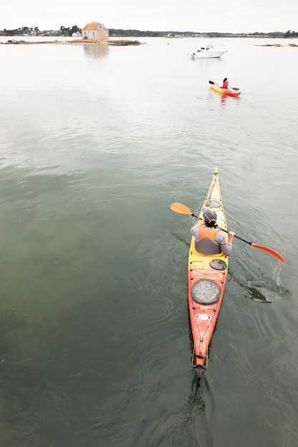 Pareja de amigos canotaje en el lago. Canoas y equipo colorido