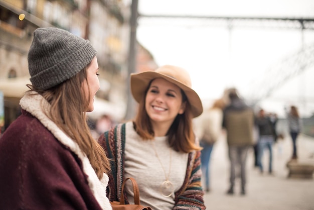 Pareja de amigos hablando en la ciudad con ropa de invierno