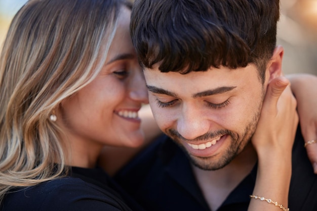 Pareja de amor y abrazo para el matrimonio sonríe y celebra el tiempo de calidad de la relación y la fecha de San Valentín El hombre y la mujer románticos abrazan la felicidad y la alegría por la relación romántica y el afecto