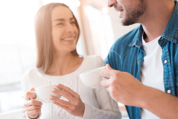 Pareja en el amor bebe té cita romántica en el café.