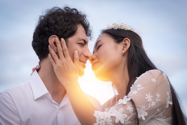 Pareja en el amor besos con la luz del sol