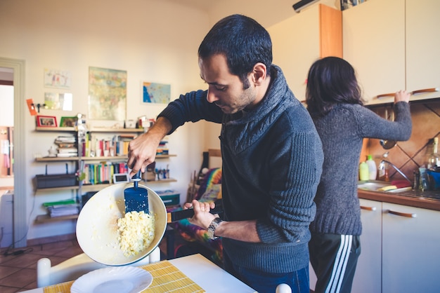 pareja en el amor cocina