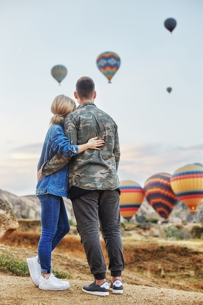 Pareja en el amor se encuentra en el paisaje con globos