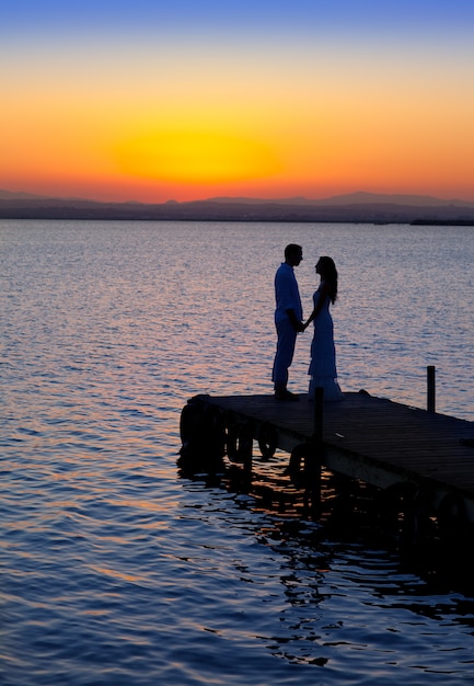 pareja en el amor luz silueta en el lago