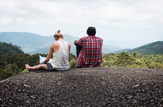 Pareja amor sentada en la piedra