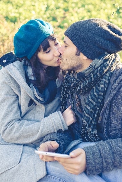 pareja en el amor usando tableta en el parque