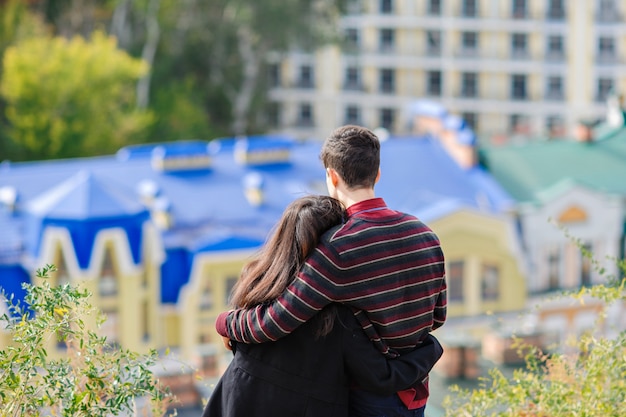 Pareja amorosa se abraza y mira a la ciudad