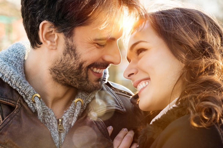 Foto pareja amorosa al aire libre