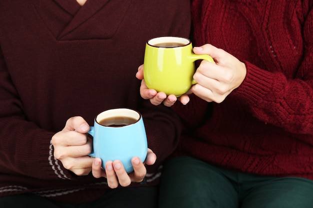 Pareja amorosa con bebidas calientes