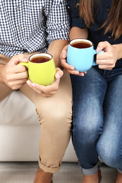 Pareja amorosa con bebidas calientes