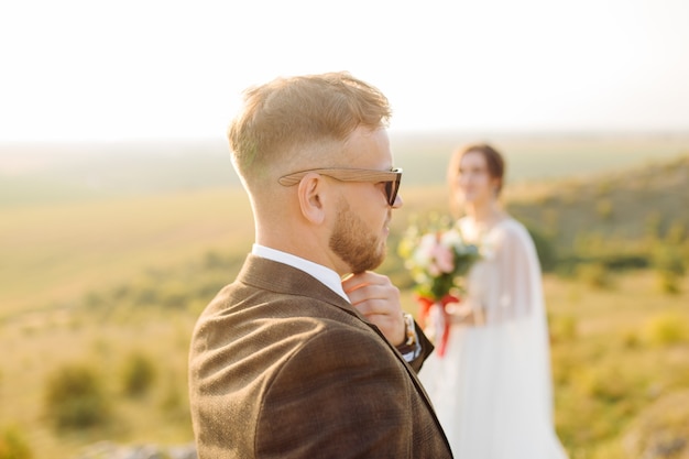 Pareja amorosa boda recién casados afuera al atardecer en un hermoso día de verano