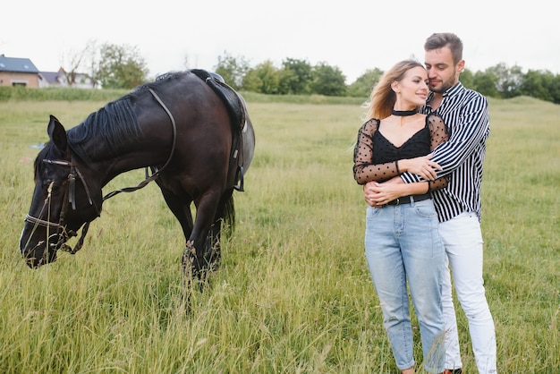 Pareja amorosa con un caballo en el rancho