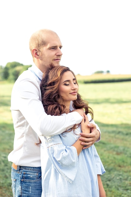 Una pareja amorosa camina por los campos. Pareja feliz. Boda. Amor.