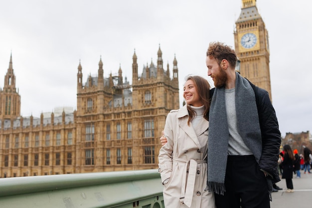 Pareja amorosa caminando por las calles de Londres