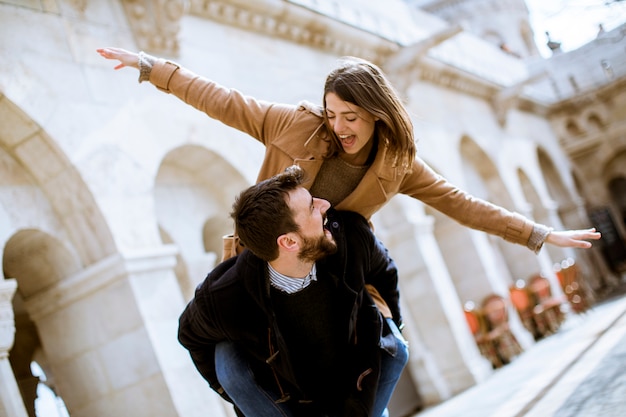 Pareja amorosa caminando y divirtiéndose en Budapest, Hungría