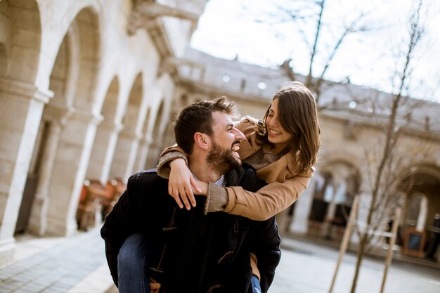 Pareja amorosa caminando y divirtiéndose en Budapest, Hungría