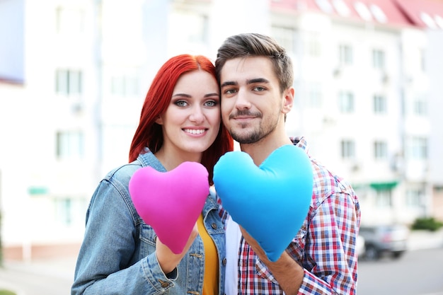 Pareja amorosa cerca de casa de apartamentos