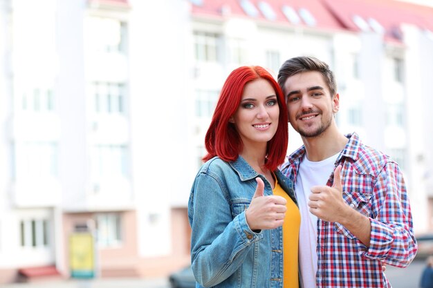 Pareja amorosa cerca de casa de apartamentos