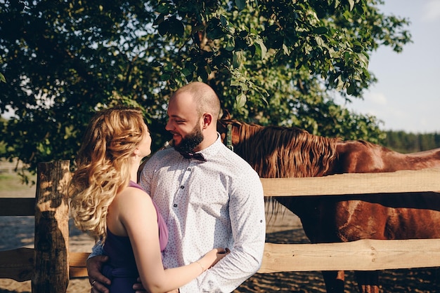 Una pareja amorosa en una cita. Cabalgatas. Vestido morado.