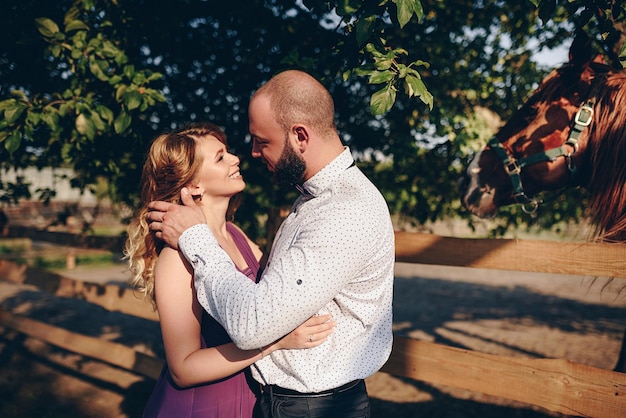 Foto una pareja amorosa en una cita. cabalgatas. vestido morado.