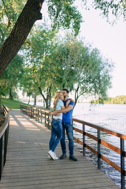 Pareja amorosa en una cita en el parque