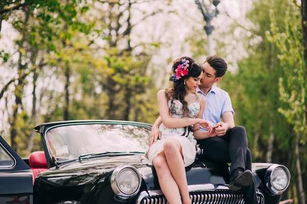 pareja amorosa en un coche retro