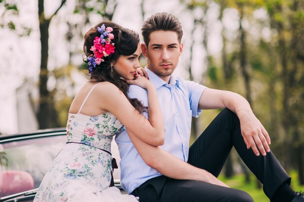 pareja amorosa en un coche retro