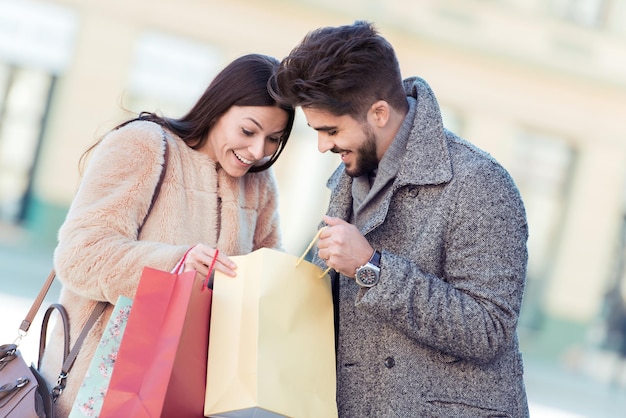 Pareja amorosa de compras