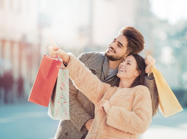 Pareja amorosa de compras