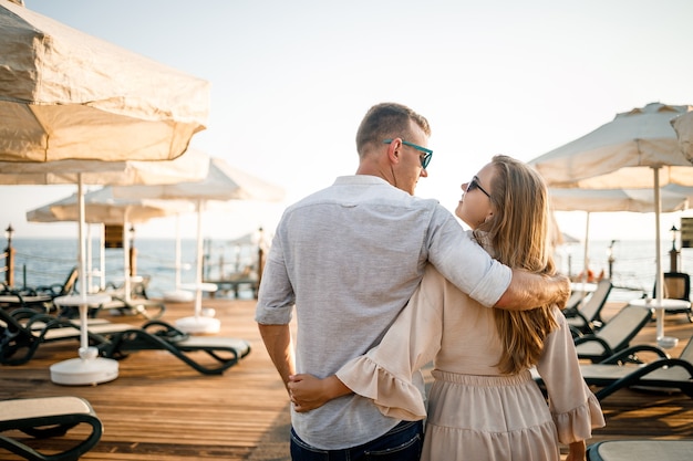 Una pareja amorosa descansa en el mar en Turquía. Hombre y mujer en el muelle. Paseo marítimo. Luna de miel. Pareja en viaje de luna de miel. Una hermosa pareja viaja por el mundo. Feliz pareja de vacaciones.