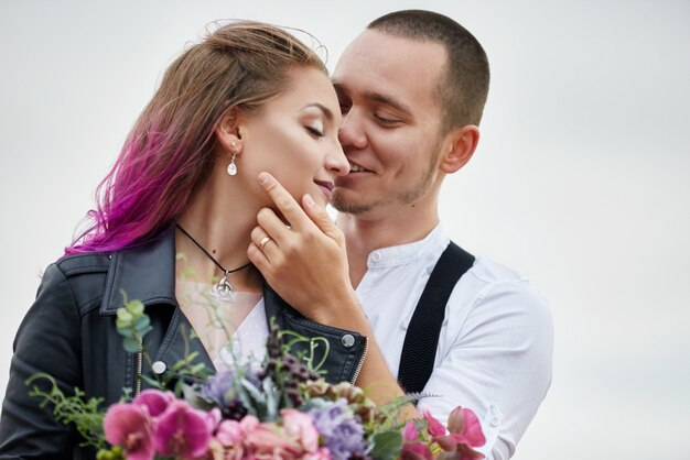 Pareja amorosa del día de San Valentín en la naturaleza abrazos y besos, hombre y mujer se aman. Montañas de Capadocia en Turquía hermosa pareja celebra el día de San Valentín, fondo de montañas de pareja amante