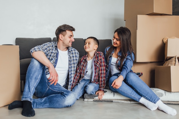 Pareja amorosa disfruta de un nuevo apartamento con su hijo