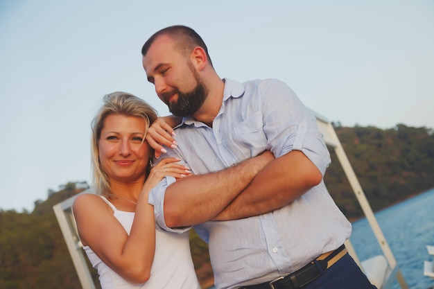 Foto pareja amorosa disfrutando de la luna de miel en el hotel de playa de territorio con vista de lujo