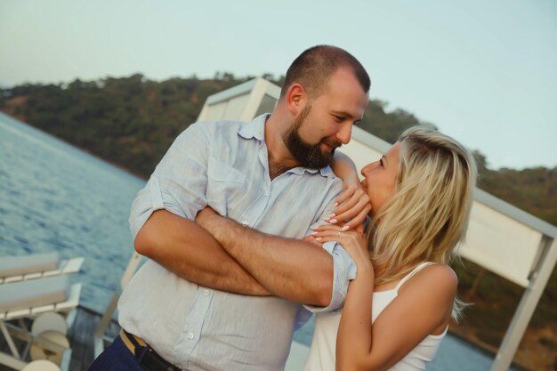 Pareja amorosa disfrutando de luna de miel en el hotel de playa de territorio con vista de lujo