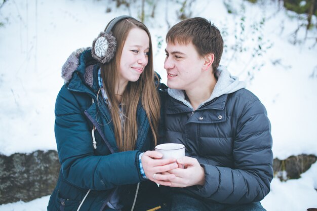 Pareja amorosa divirtiéndose al aire libre en invierno