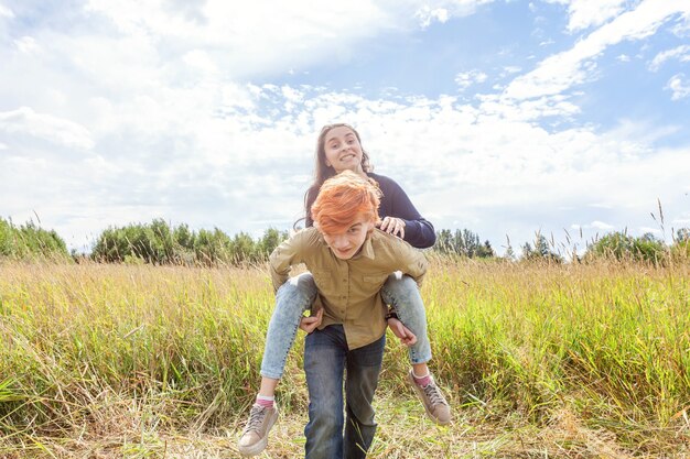 Pareja amorosa divirtiéndose en la naturaleza al aire libre