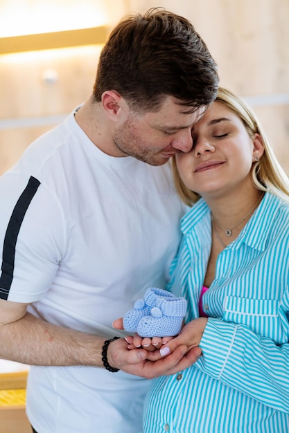 Foto pareja amorosa esperando bebé retrato de almas gemelas jóvenes esperando niño