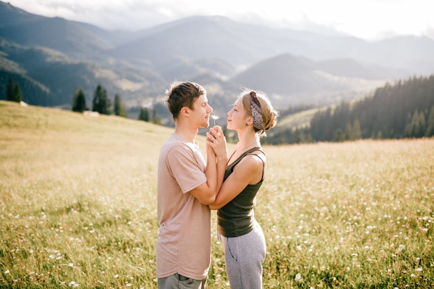 Pareja amorosa estilo de vida abrazando a la naturaleza