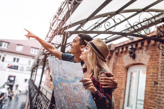 Pareja amorosa explorando la ciudad