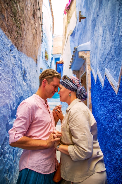 Pareja amorosa en la famosa ciudad azul.