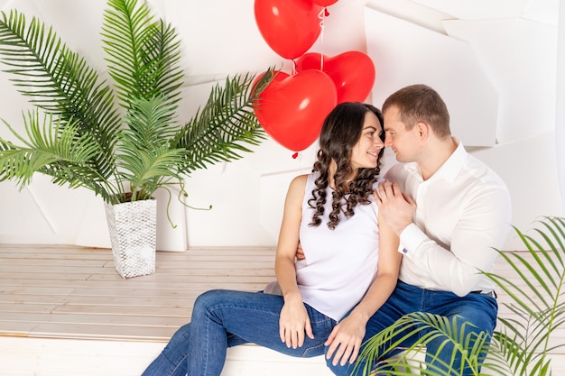 Foto pareja amorosa se felicita el día de san valentín, abrazándose y besándose