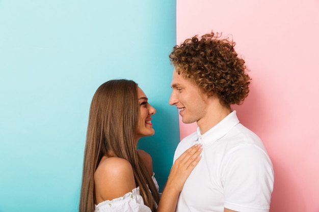 Foto pareja amorosa feliz joven emocional abrazando posando aislado.